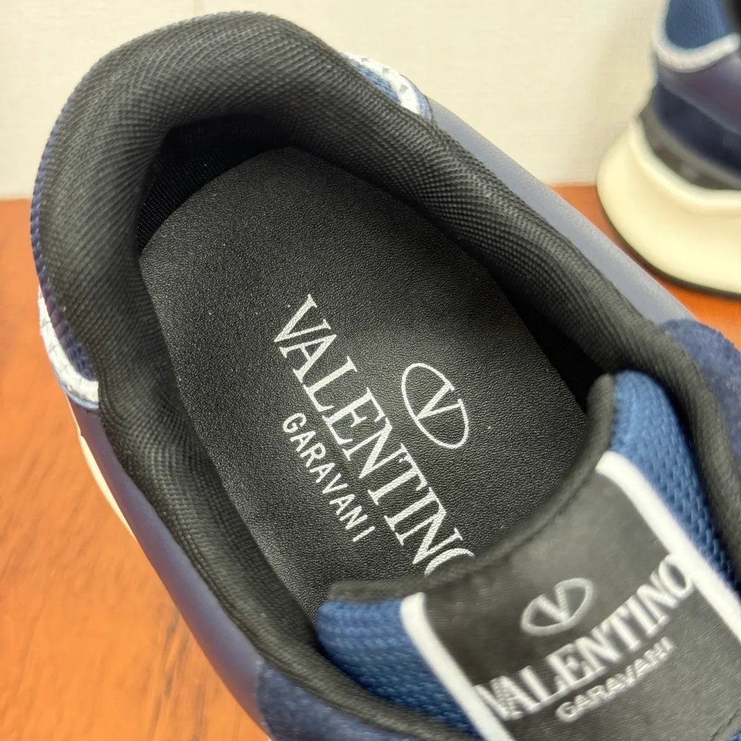 [Valentino] Top P: 820💰 Size: 39-44 leather shoe size (can be customized 38.45 cannot be returned or exchanged) VALENTION/Valentino FREEDOTS series new spring and summer men's sports shoes Lightweight and breathable casual thick-soled men's shoes Classic contrasting splicing design Suede cowhide stitching nappa calfskin + breathable technical mesh material Hot glue brand pattern badge logo details Delicate calfskin feet Lightweight mesh lining, ultra-light TPU foam rubber outsole, sports version, thick-soled style design, easy and versatile, multiple colors available, able to meet various matching needs, complete package! Item number: HL6688 blue